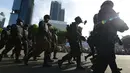 Aparat kepolisian bersiap mengikuti Apel Operasi Lilin 2018 di lapangan Polda Metro Jaya, Jakarta, Jumat (21/12). Operasi digelar dalam rangka pengamanan Natal 2018 dan Tahun Baru 2019. (Merdeka.com/Imam Buhori)