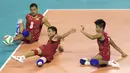 Ko Ko Naing asal Myanmar berusaha mengembalikan bola dalam laga semifinal voli duduk melawan Jepang pada Asian Para Games di Tennis Indoor Gelora Bung Karno Jakarta, Rabu (10/10/2018). (Bola.com/Peksi Cahyo)