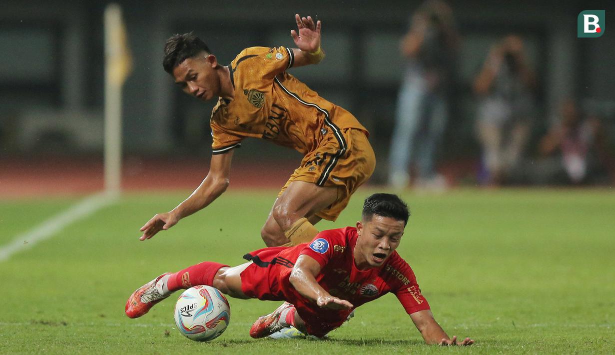 <p>Pemain Persija Jakarta, Rio Fahmi (bawah) terjatuh saat berebut bola dengan pemain Bhayangkara FC, Sani Rizki pada laga pekan ke-20 BRI Liga 1 2023/2024 di Stadion Patriot Candrabhaga, Bekasi, Senin (27/11/2023). (Bola.com/M Iqbal Ichsan)</p>
