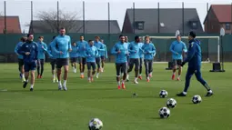 Duel Newcastle United vs Barcelona dijadwalkan berlangsung Rabu (11/3/2026) pukul 03.00 dini hari WIB. Tampak dalam foto, bek Newcastle United asal Inggris, Dan Burn (kedua kiri), bersama rekan setimnya mengikuti sesi latihan tim di pusat pelatihan Darsley Park di Newcastle upon Tyne, pada Senin 9 Maret 2026. (SCOTT HEPPELL/AFP)