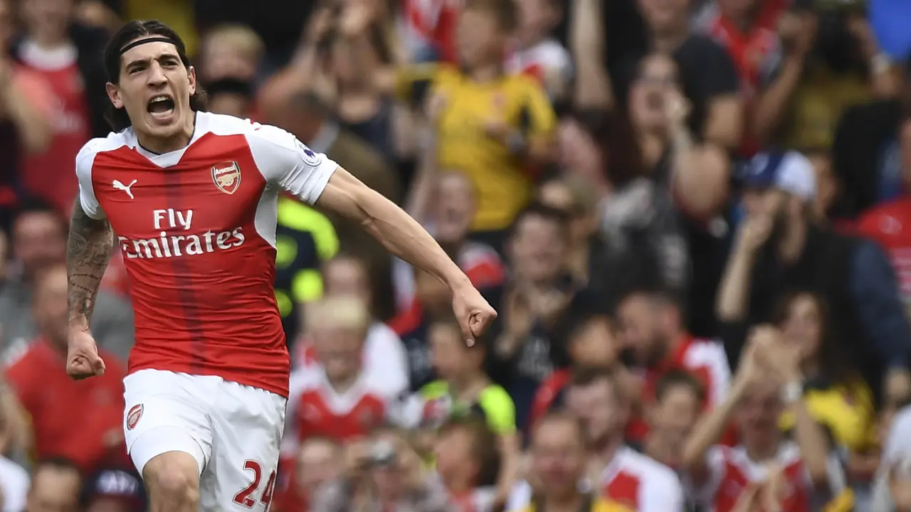 Logo Emirates terpampang di seragam bek Arsenal, Hector Bellerin. Arsenal dilaporkan mencari sponsor baru.