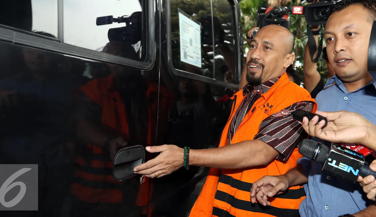 Andi Taufan Tiro diduga menerima suap dari Dirut PT Windu Tunggal Utama, Abdul Khoir sebesar Rp 7,4 M atau 7 % dari proyek infrastruktur pembangunan jalan di bawah Kemen PUPR di Maluku dan Maluku Utara, Jakarta, Kamis (6/10). (Liputan6.com/Helmi Afandi)