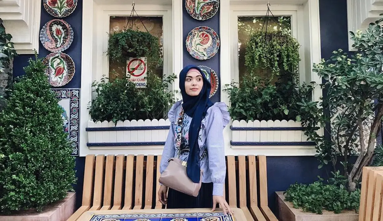 Terlepas dari hal tersebut, akan tetapi mantan kekasih Baim Wong ini beberapa kali mengunggah fotonya saat berhijab. (Foto: instagram.com/vebbypalwinta)