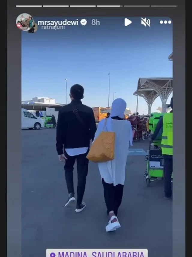 Ayu Dewi dan Regi Datau bertolak ke Tanah Suci (Foto Instagram mrsayudewi)
