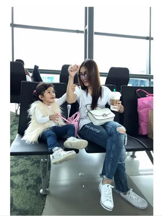 "Smngat terus kk yu," tulis umii_siregar. "Terharu banget lhat ya @ayutingting92 semangat trus ea buat ayu..smakin kuat badai mnerpa smakin bayak rezeki buat ayu and bilqis," tulis asifaputri83gmail. (Instagram/ayutingting92)