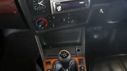 Interior mobil BMW seri 3 E30 generasi kedua saat dipamerkan di Jakarta, Rabu (17/10). Mobil yang menjadi grand prize Indonesia Bimmerfest 2018 digelar untuk merayakan 10 tahun Bimmerfest. (Liputan6.com/Fery Pradolo)