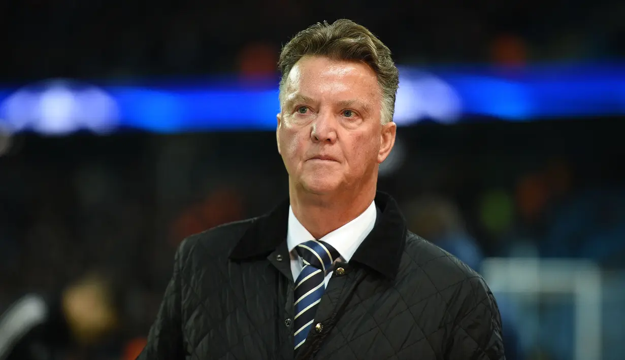 Louis van Gaal direkrut oleh Barcelona pada 1997 usai prestasinya bersama Ajax Amsterdam. Kedatangannya pun berdampak positif dengan berhasil merengkuh dua gelar La Liga, sekali Copa Del Ray, dan sekali UEFA Super Cup. Namun, gara-gara tak mampu menyabet trofi Liga Champions, Van Gaal kemudian dipecat. Selain itu, hubungannya dengan sejumlah pemain misalnya Rivaldo juga menjadi alasan tambahan. (AFP/Oli Scarff)