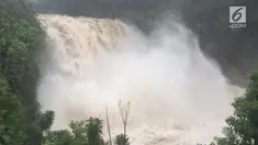 Sebuah air terjun di Hawaii, AS berubah menjadi arus air bah yang deras karena banjir.