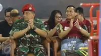 Danjen Madsuni bersama Ketua Umum PBVSI Imam Sudjarwo saat pembukaan Danjen Kopassus-BNI Open Volleyball Tournament di Cijantung, Jakarta (2/4). Turnamen ini menjadi sarana untuk mendekatkan Kopassus dengan masyarakat. (Liputan6.com/Helmi Afandi)