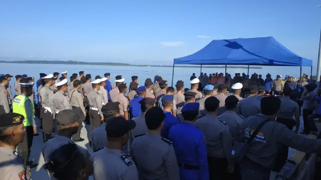 KPU apresiasi keterlibatan semua pihak dalam suksesnya proses pendistribusian logistik Pemilu 2019 di seluruh daerah di Kabupaten Selayar (Liputan6.com/ Eka Hakim)