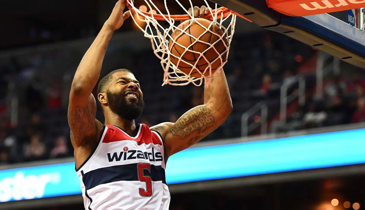 Washington Wizards forward,  Markieff Morris #5 melakukan dunk saat melawan Toronto Raptors  pada laga NBA Preseason di Verizon Center, Ssabtu (22/10/2016) WIB. (Mandatory Credit: Brad Mills-USA TODAY Sports)