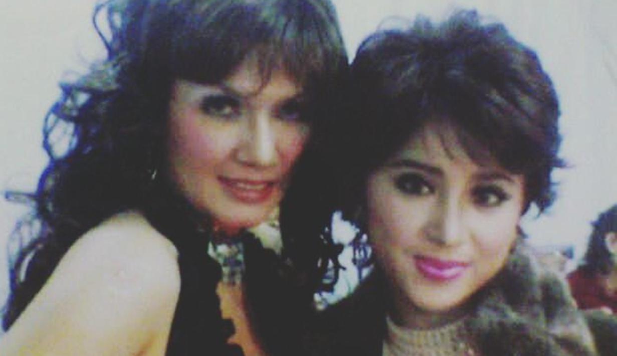 Tuty Wibowo juga dikenal sebagai pedangdut Disco House. Lagu-lagu miliknya kerap diaransemen ulang menjadi disco house. Lagunya pun viral kerap dipakai DJ ternama. Dalam unggahan Instagram @tuty_wibowo, terdapat foto lawas dirinya. Bahkan dari sejumlah foto, ia memamerkan potretnya bareng Dewi Perssik. (Liputan6.com/IG/@tuty_wibowo)