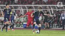 Bermain di bawah guyuran hujan, skuad Garuda tetap tampil menyerang dan berusaha menembus pertahanan Jepang. (Liputan6.com/Angga Yuniar)