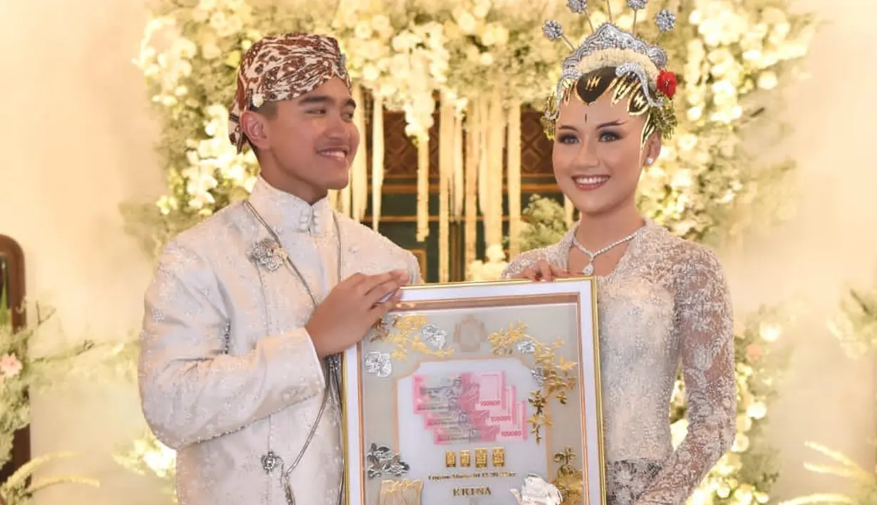 <p>Putra bungsu Presiden Joko Widodo, Kaesang Pangarep, dan Erina Gudono memamerkan mahar seusai akad nikah di Pendopo Agung Kedaton Ambarrukmo, Royal Ambarrukmo, Sleman, DI Yogyakarta, Sabtu (10/12/2022). Mas kawin yang diberikan Kaesang kepada Erina yaitu seperangkat alat sholat, logam mulia 10, 12, 20 dam 22 gram, serta uang tunai senilai Rp300 ribu. (FOTO: Agus Suparto/Biro Pers Istana Kepresidenan)</p>