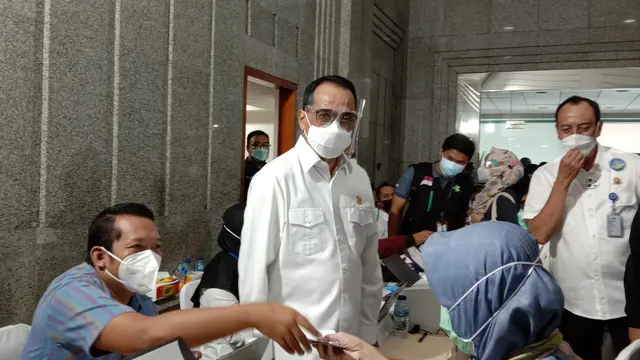 Menteri Perhubungan Budi Karya Sumadi melakukan pantauan langsung penyelenggaraan program vaksinasi hari pertama di Kantor Pusat Kementerian Perhubungan.