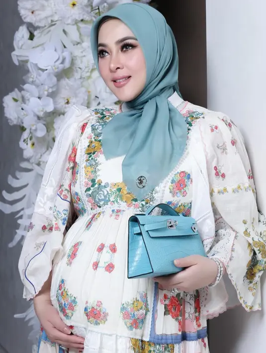 <p>Perut Syahrini tampak sudah membesar. Tentu saja, itu karena saat ini kehamilannya sudah berusia 7 bulan. (Foto: Instagram/ princessyahrini)</p>