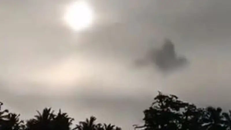 Tangkapan layar video penampakan matahari kembar di Sumbar. (Foto: SS X @never_alonely)