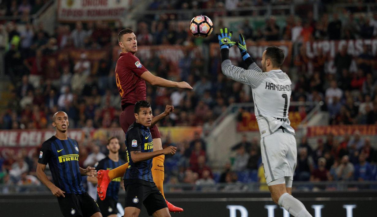 Kiper Inter Milan, Samir Handanovic mengamankan bola sundulan pemain AS Roma, Edin Dzeko  pada lanjutan Serie A Italia di Stadion Olympico, Roma, Senin (3/10/2016) dini hari WIB. (REUTERS/Max Rossi)