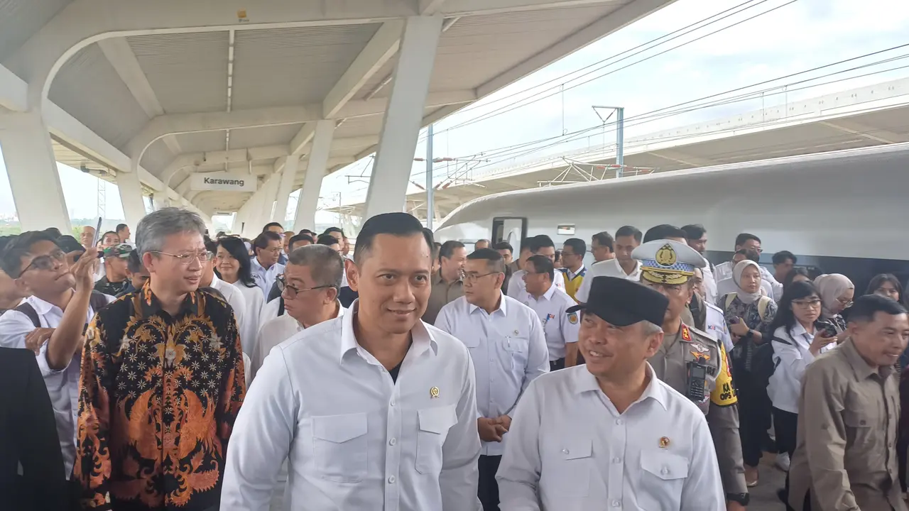 Menteri Koordinator Bidang Infrastruktur dan Pembangunan Kewilayahan (IPK), Agus Harimurti Yudhoyono atau AHY, meresmikan Stasiun Kereta Cepat Whoosh Karawang, Selasa (24/12/2024)