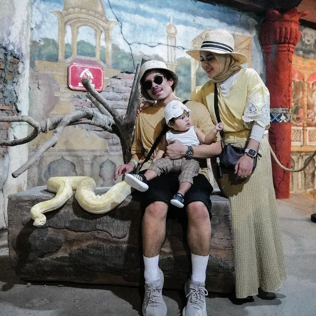 Gaya Aurel Hermansyah Liburan di Bali Bareng Atta dan Ameena, Ceria ala Summer Look