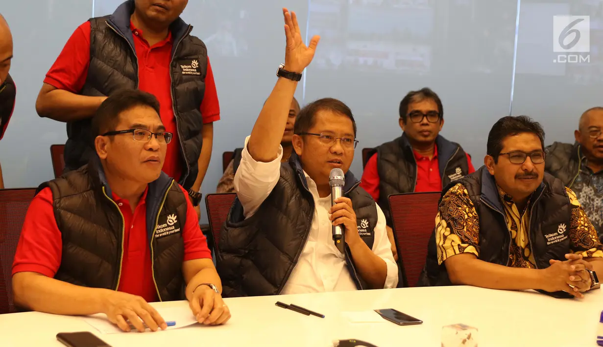 Menkominfo, Rudi Antara memberi keterangan terkait Satelit Telkom 1 di Gedung Merah Putih Telkom, Jakarta, Selasa (5/9). Untuk mempercepat proses perbaikan, jajaran manajemen Telkom secara intensif melakukan pemantauan langsung.(Liputan6.com/Angga Yuniar)