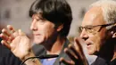 Franz Beckenbauer (kanan) dan pelatih Jerman Joachim Loew di sesi konferensi pers di Hotel Velmore, Erasmia, Pretoria, 9 Juni 2010, jelang PD 2010 di Afrika Selatan. AFP PHOTO / JOHN MACDOUGALL 