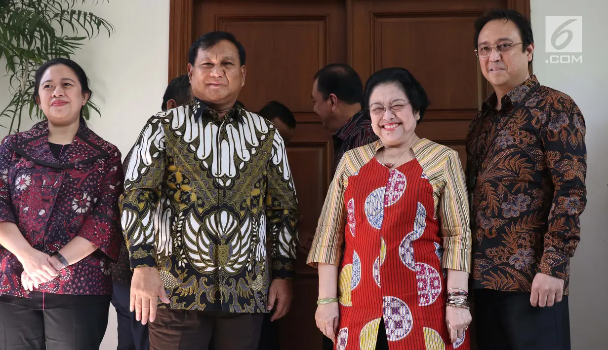 Ketua Umum Partai Gerindra Parbowo Subianto (dua kiri) bersama Ketua Umum PDIP Megawati Soekarnoputri (dua kanan) saat akan menggelar pertemuan di kediaman Megawati, Jalan Teuku Umar, Jakarta, Rabu (24/7/2019). Kedataganan Prabowo disambut langsung oleh Megawati. (Liputan6.com/Helmi Fithriansyah)