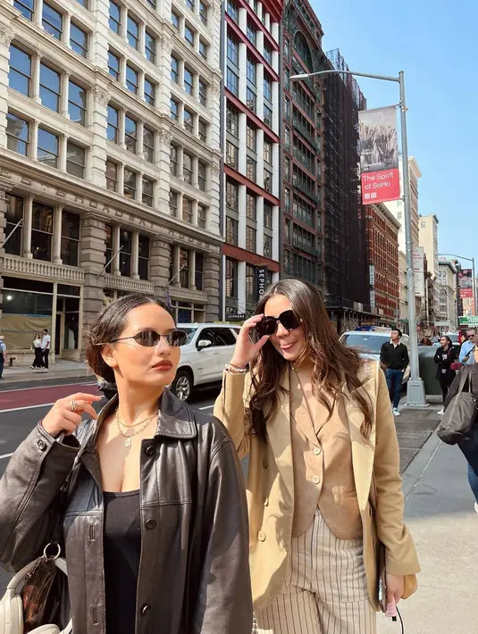 Zahwa Massaid dan Aaliyah Massaid memang menjadi sosok saudara yang selalu tampil kompak dan akrab. Meski hanya berkumpul sebentar saja, keduanya banyak habiskan waktu bersama. Saat ini keduanya pun harus berpisah lagi karena Aaliyah Massaid kembali ke Indonesia. (Liputan6.com/IG/@rezaartameviaofficial)