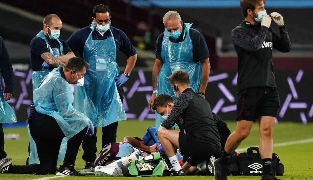 Pemain West Ham United Harrison Ashby mendapat perawatan medis saat menghadapi Hull City pada pertandingan Piala Liga Inggris di London Stadium, London, Inggris, Selasa (22/9/2020). West Ham United mengalahkan Hull City 5-1. (Will Oliver/Pool via AP)
