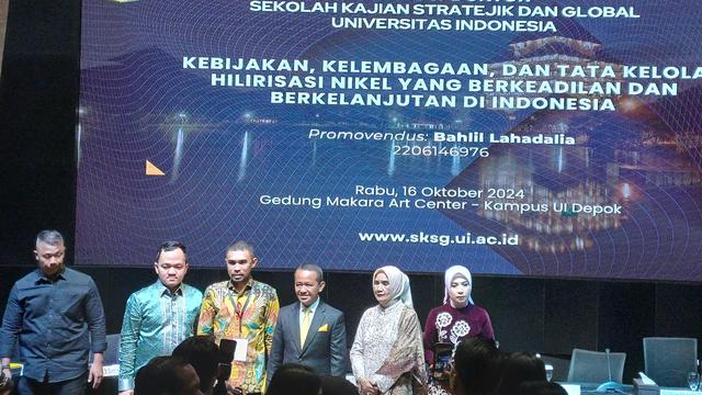 Menteri ESDM Bahlil Lahadalia meraih gelar S3 Doktor Bidang Kajian Stratejik dan Global dari Universitas Indonesia (UI). (Maulandy/Liputan6.com)
