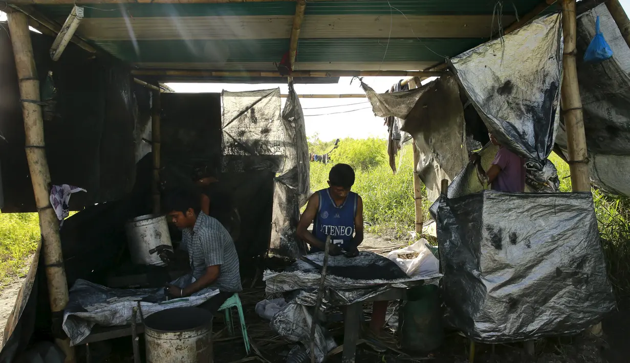 Para Pekerja membuat kembang api di dalam pondok di kota Bocaue, provinsi Bulacan, Filipina, (26/12/2015) Desember 2015. (REUTERS/Romeo Ranoco)