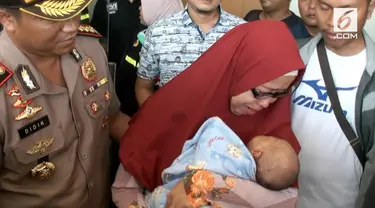 Bayi korban penculikan di Depok akhirnya ditemukan, orangtua tak bisa membendung ceria dengan menangis haru.