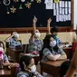 Sejumlah siswa mengikuti kegiatan belajar mengajar secara tatap muka saat PPKM level 1 di SD Pangudi Luhur, Jakarta, Rabu (25/5/2022). Pemerintah pusat menerapkan Pemberlakuan Pembatasan Kegiatan Masyarakat (PPKM) level 1 untuk wilayah aglomerasi Jakarta, Bogor, Depok, Tangerang, dan Bekasi (Jabodetabek) selama dua pekan, terhitung sejak 24 Mei sampai 6 Juni 2022. (Liputan6.com/Johan Tallo)