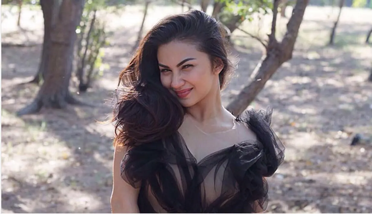 "Bajunya terawang gitu ya? Kayak gak pake baju aja, tapi seksi, sukaaa," tulis abalabal017. Banyak netizen memuji penampilan seksinya. (Instagram/arieltatum)