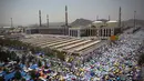Suasana masjid Namirah yang dipenuhi ratusan ribu jemaah haji di Kota Arafah, Arab Saudi (31/8). Masjid ini hanya dibuka setahun sekali, yaitu pada tanggal 9 Dzulhijah, saat jemaah haji melaksanakan wukuf di arafah. (AP Photo / Khalil Hamra)