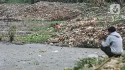 Warga memancing di Situ Pengarengan yang penuh sampah dan sedimentasi lumpur, Depok, Jawa Barat, Minggu (10/10/2021). situ atau waduk sebagai upaya pengendalian banjir. (merdeka.com/Iqbal S Nugroho)