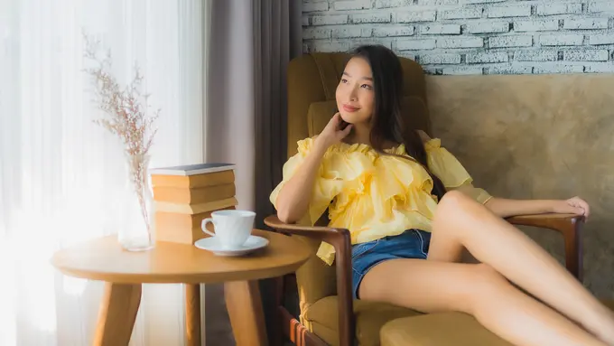 perempuan dan melamun