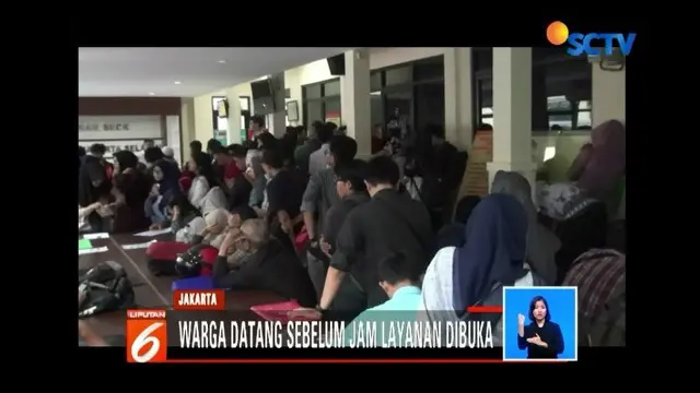 Surat Keterangan Catatan Kepolisian atau SKCK terus diburu warga di berbagai kantor polisi. Di Polres Jakarta Timur, antrean panjang pemohon SKCK mengular sejak pagi.