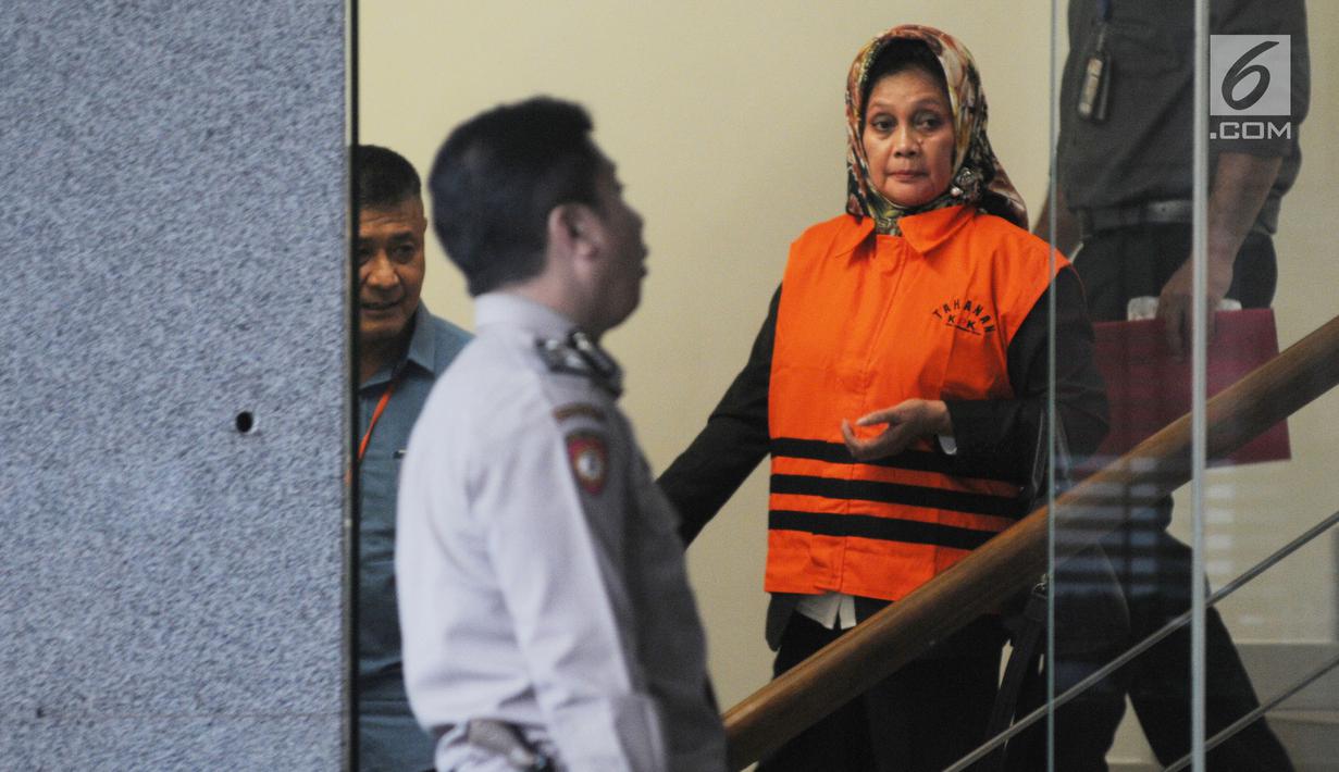Anggota DPRD Sumatera Utara periode 2009-2014 dari Partai Golkar, Helmiati mengenakan rompi tahanan usai menjalani pemeriksaan di gedung KPK, Jakarta, Senin (9/7). Helmiati resmi ditahan untuk mempermudah pemeriksaan. (Merdeka.com/Dwi Narwoko)
