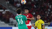 Striker Timnas Indonesia U-23, Hokky Caraka berbenturan dengan kiper Malaysia dalam laga Grup A Piala AFF U-23 2025 di Stadion Utama Gelora Bung Karno, Jakarta, Senin (21/7/2025). (Bola.com/Abdul Aziz).