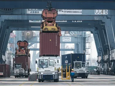 Sebuah kontainer kargo dimuat ke truk di Jakarta International Container Terminal, Pelabuhan Tanjung Priok, Jakarta, pada 7 Agustus 2025. (Yasuyoshi CHIBA/AFP)