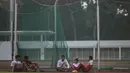 Pelari Indonesia, Lalu Zohri (tengah), berdiskusi dengan rekan-rekannya saat pemusatan latihan di Stadion Madya Senayan, Jakarta, Kamis (2/8/2018). Pemusatan latihan ini merupakan persiapan jelang Asian Games XVIII. (Bola.com/Vitalis Yogi Trisna)