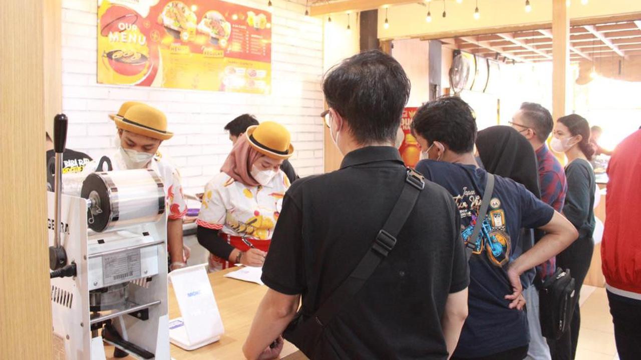 Komika Babe Cabiita yang juga owner Sempatin, ikut melayani para pengunjung Babaiola Kitchen. (Dian Kurniawan/Liputan6.com)