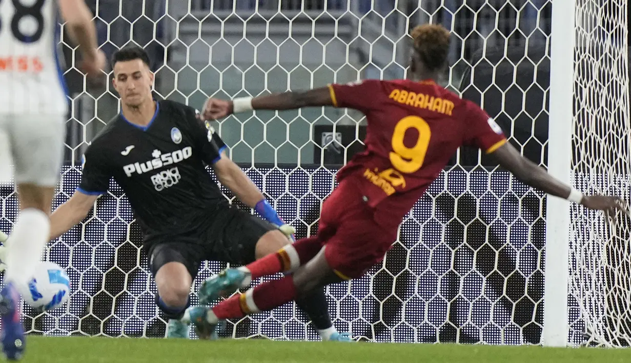 Pemain Roma Tammy Abraham mencetak gol ke gawang Atalanta pada pertandingan sepak bola Liga Italia di Olympic Stadium, Roma, Italia, 5 Maret 2022. Roma menang 1-0. (AP Photo/Andrew Medichini)