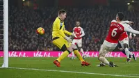 Proses terjadinya gol Arsenal ke gawang Newcastle yang dicetak Laurent Koscielny pada laga Liga Premier Inggris. Gol itu merupakan hasil umpan dari Olivier Giroud. (Reuters/Eddie Keogh)