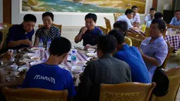 Pengunjung menikmati makan siang di restoran khusus anjing Pyongyang House of Sweet Meat, Rabu (25/7). Suhu di Korea Utara pada tahun ini termasuk yang tertinggi dari yang pernah tercatat dengan kisaran hampir 40 derajat Celsius. (AP/Dita Alangkara)