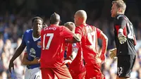 Striker Everton Romelu Lukaku bersitegang dengan bek Liverpool Mamadou Sakho dalam lanjutan Liga Premier Inggris, Minggu (4/10/2015). (Liputan6.com/Reuters / Lee Smith Livepic)