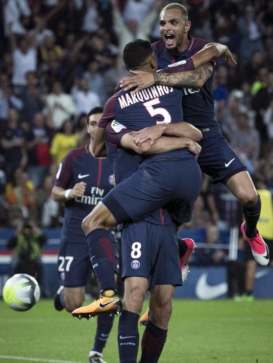 Para pemain PSG merayakan gol Thiago Motta saat melawan Saint Etienne pada lanjutan Ligue 1 Prancis di Parc des Princes stadium, Paris, (25/8/2017). PSG menang 3-0. (AP/Kamil Zihnioglu)