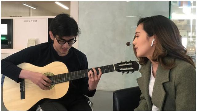 Momen keduanya saat latihan bernyanyi, Bio yang memainkan gitar dan Beby yang menyanyi.