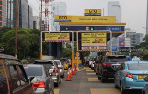 Kepadatan lalu lintas saat penerapan dengan kartu e-Toll di gerbang tol Semanggi 2, Jakarta, Selasa (31/10). Mulai hari ini, pembayaran di jalan tol Indonesia dilakukan sepenuhnya secara nontunai menggunakan uang elektronik. (Liputan6.com/Angga Yuniar)